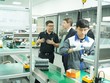 Lãnh đạo Cơ quan Phát triển Tài chính Quốc tế Hoa Kỳ nghe CEO Selex Motors giới thiệu về hệ sinh thái xe máy điện Selex.