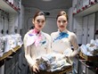 Tiếp viên Hãng hàng không quốc gia Vietnam Airlines chuẩn bị quà tặng cho nữ hành khách trên chuyến bay sáng 8/3.