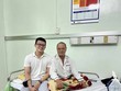 Bác sĩ Ngô Trần Nhật Giang (trái) đến bệnh viện thăm hỏi tình trạng sức khỏe của ông T. vào sáng ngày 1/11.