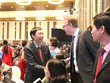 Ông Võ Trí Thành trao đổi với các chuyên gia nước ngoài tại Hội nghị Thượng đỉnh Kinh doanh Việt Nam.