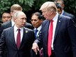 Tổng thống Mỹ Donald Trump và người đồng cấp Nga Vladimir Putin trò chuyện trên đường tới nơi tổ chức buổi chụp hình chung giữa các lãnh đạo tham dự APEC tại Đà Nẵng. Ảnh: Reuters