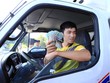 Ngoài chiêu dùng tiền lẻ, các tài xế còn dùng tiền mệnh giá lớn để trả phí.