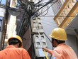 Công nhân đo chỉ số công-tơ điện của người dân trên phố Thái Hà