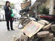 Hà Nội thành “đại công trường” ngổn ngang gạch đá. Hàng loạt các tuyến phố thi công dở dang thành nơi tập kết vật liệu xây dựng. Ảnh ghi nhận trưa ngày 11/12.