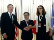 Đại diện Thương mại Mỹ Robert Lighthizer (trái ngoài cùng) bắt tay Bộ trưởng Kinh tế, Thương mại và Công nghiệp Nhật Bản Hiroshige Seko (ở giữa) và Cao ủy Thương mại EU Cecilia Malmstrom. Ảnh: Reuters