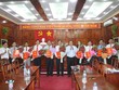 Chủ tịch UBND tỉnh Nguyễn Văn Trăm tặng hoa và trao quyết định bổ nhiệm cho 9 cán bộ. Theo tinhuybinhphuoc.vn