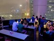 Khách hàng dự tiệc đón năm mới ở Skyline được mời chào gói tiệc thanh toán bằng một đồng Bitcoin. Ảnh: AFP.