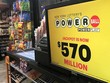 Quảng cáo của Powerball xuất hiện tại một cửa hàng ở New York, Mỹ ngày 5/1 (Ảnh: Reuters)