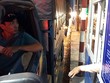 Nhiều tài xế trả tiền lẻ ở trạm BOT Cai Lậy để phản đối thu phí. Ảnh: Quốc Đoan