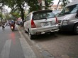 Tận dụng triệt để vỉa hè làm nơi đỗ xe trên phố Trần Bình Trọng. (Ảnh: Minh Quyết/TTXVN)