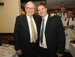 Warren Buffett (trái) và Guy Spier (phải). Ảnh: Guy Spier