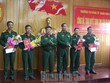 Tư lệnh và Chính ủy Quân khu 5 trao quyết định của Bộ Quốc phòng cho các cán bộ chủ trì. Ảnh báo Quân khu 5