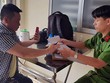 Tài xế Hùng là người đầu tiên bị xử phạt lỗi dừng xe quá 5 phút tại trạm thu phí BOT. Ảnh: An Phú