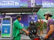 Sau khi xăng RON 92 bị "khai tử", nhiều người dân chuyển sang dùng RON 95 dù giá bán cao hơn xăng sinh học E5. Ảnh: PVOil