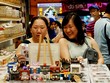 Du khách Việt mua sắm tại một cửa hàng lưu niệm ở Cameron, Malaysia. Ảnh: Viễn Thông