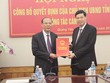 Chủ tịch UBND tỉnh Quảng Ninh Nguyễn Đức Long trao quyết định cho ông Trần Đức Thắng. Ảnh báo Quảng Ninh
