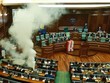 Nghị sĩ Kosovo ném lựu đạn hơi cay để ngăn họp quốc hội