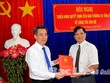 Bí thư Tỉnh ủy Nguyễn Quang Dương trao quyết định cho đồng chí Nguyễn Văn Hòa. Ảnh báo Bạc Liêu.