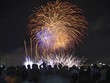 Người dân và du khách chen chân xem pháo hoa tại Đà Nẵng năm 2017. Ảnh: Nguyễn Đông.