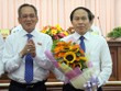 Ông Lữ Văn Hùng, Bí thư Tỉnh uỷ Hậu Giang tặng hoa chúc mừng tân Chủ tịch UBND tỉnh. Ảnh Vietnamnet.vn