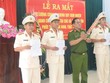 Đại tá Lê Văn Vũ, Phó Giám đốc Công an tỉnh Thừa Thiên- Huế trao quyết định bổ nhiệm 3 CBCS  giữ chức vụ Trưởng Công an 3 xã thuộc địa bàn huyện Phú Vang. Ảnh CAND