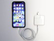 Người dùng có thể không cần tốn thêm hàng chục USD nếu muốn iPhone sạc nhanh. Ảnh: Mashable
