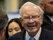 Warren Buffett đi dạo quanh khu triển lãm tại ĐHCĐ Berkshire Hathaway. Ảnh: Reuters