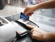 Thanh toán thẻ ngân hàng qua máy POS tại một điểm mua hàng.
