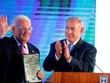 Thủ tướng Israel Benjamin Netanyahu (phải) vỗ tay sau khi trao cho Đại sứ Mỹ tại Israel David Friedman lá thư bày tỏ sự cảm kích trong buổi lễ đón tiếp được tổ chức tại Bộ ngoại giao Israel ở Jerusalem ngày 13/5. Ảnh: Reuters.