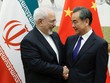 Ngoại trưởng Mohammad Javad Zarif và người đồng cấp Trung Quốc Vương Nghị tại Bắc Kinh hôm 13/5. Ảnh: AFP.