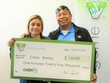 Ông Carlos Ramos và vợ cùng nhận giải thưởng tại xổ số Virginia Lottery. (Nguồn: Virginia Lottery)