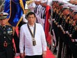 Tổng thống Philippines Rodrigo Duterte duyệt đội danh dự khi đến tham dự lễ kỷ niệm 120 năm lực lượng Hải quân Philippines ở Metro Manila hôm 22/5. Ảnh: Reuters.