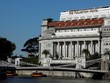Khách sạn Fullerton nằm gần cửa sông Singapore, được thiết kế theo trường phái cổ điển. Ảnh: Reuters.