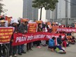 Cư dân khu ngoại giao đoàn biểu tình khi tố chủ đầu tư thực hiện chưa đúng quy hoạch. Ảnh: NT