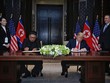 Trump và Kim Jong-un ký thỏa thuận. Ảnh: AFP.