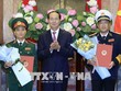 Chủ tịch nước Trần Đại Quang trao Quyết định thăng quân hàm cho đồng chí Phạm Hồng Hương và đồng chí Phạm Hoài Nam. Ảnh: Nhan Sáng-TTXVN.