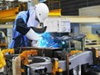 Sản xuất trong dây chuyền lắp ráp của một doanh nghiệp nước ngoài. Ảnh: AP.