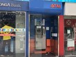 Khách hàng giao dịch tại một ATM của DongA Bank. Ảnh: Ngân Hà.