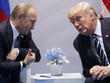 Putin (trái) trò chuyện cùng Trump bên lề hội nghị G20 tại Hamburg, Đức năm ngoái. Ảnh: AP.