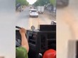 Tài xế chiếc ô tô màu trắng không chịu nhường đường cho xe chữa cháy