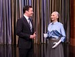 Robot Sophia (bìa phải) trò chuyện với MC Jimmy Fallon trong một chương trình truyền hình. Ảnh: Newswire.
