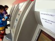 Nhiều ngân hàng đồng loạt thông báo tăng phí rút tiền nội mạng qua ATM từ mức 1.000 đồng lên 1.650 đồng.