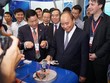 Thủ tướng tham quan gian hàng công nghệ tự động hóa của Tập đoàn FPT.