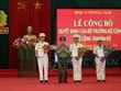 Thứ trưởng Bùi Văn Nam trao quyết định và tặng hoa chúc mừng các đồng chí được Bộ trưởng Bộ Công an bổ nhiệm.