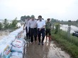 Ông Nguyễn Đức Chung - Chủ tịch UBND TP Hà Nội đi kiểm tra đê sông Bùi chiều ngày 30/7.
