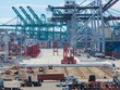 Hoạt động tại cảng Los Angeles tại California (Mỹ). Ảnh: Bloomberg.