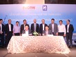 Ông Phan Khắc Long, Chủ tịch Công ty cổ phần Đầu tư Phan Vũ (bên trái) và ông Phạm Việt Khoa, Chủ tịch HĐQT Công ty cổ phần FECON (bên phải) cùng đặt bút ký kết thỏa thuận hợp tác toàn diện giữa hai doanh nghiệp.