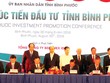 Ông Phan Đình Tuệ - Phó Tổng giám đốc Sacombank (ngồi thứ 3 từ phải qua) ký hợp đồng hợp tác toàn diện với Becamex Bình Phước.