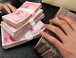 Ngân hàng trung ương Trung Quốc đã bắt đầu đe dọa trừng phạt những ai từ chối nhận tiền mặt và buộc khách hàng phải dùng thanh toán điện tử. (Nguồn: AFP).