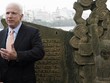 Ông McCain trong lần đến phù điêu tại hồ Trúc Bạch năm 2016. Ảnh: Reuters.